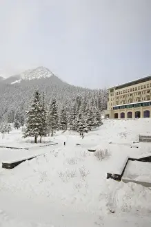 Images Dated 9th December 2008: Canada, Alberta, Lake Louise. Farimont Chateau Lake Louise