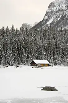 Images Dated 10th December 2008: Canada, Alberta, Lake Louise. Farimont Chateau Lake Louise. Winter views around frozen