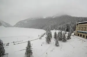 Images Dated 9th December 2008: Canada, Alberta, Lake Louise. Farimont Chateau Lake Louise. Hotel view overlooking