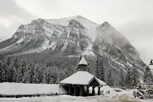 Images Dated 9th December 2008: Canada, Alberta, Lake Louise. Farimont Chateau Lake Louise
