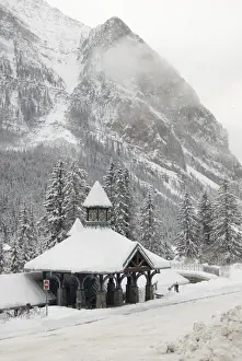 Images Dated 9th December 2008: Canada, Alberta, Lake Louise. Farimont Chateau Lake Louise