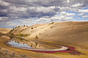 Images Dated 18th September 2009: Canada, British Columbia, Kamloops, Lac Du Bois Grasslands Park. Landscape of small lake