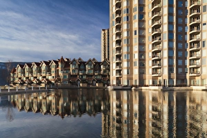 Canada, British Columbia, Okanagan Valley, Kelowna, condo building by Lake Okanagan