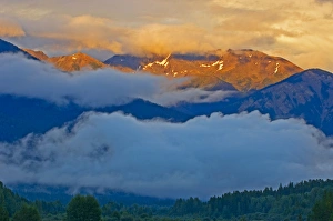 Images Dated 5th September 2007: Canada, British Columbia, Valemount. Sunset on the Canadian Rockies