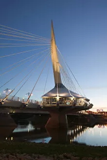 Images Dated 11th October 2005: CANADA-Manitoba-Winnipeg: Esplanade Riel Pedestrian Bridge / Dawn