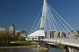 Images Dated 11th October 2005: CANADA-Manitoba-Winnipeg: Esplanade Riel Pedestrian Bridge / Daytime