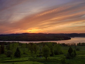 Images Dated 10th June 2013: Canada, New Brunswick, Kingston, Shampers Bluff. Sunset on meadow and St. John River