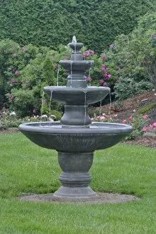 Images Dated 15th August 2006: Canada, New Brunswick, St Andrews. A fountain at KIngsbrae Garden