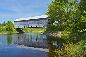 Images Dated 7th June 2015: Canada, New Brunswick, St. Martins. Covered Bridge over stream