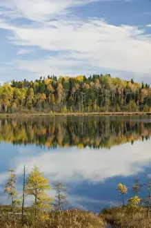Images Dated 10th October 2005: CANADA-Ontario-Kashabowie: Kashabowie Lake / Autumn