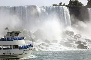 Images Dated 30th September 2007: Canada, Ontario, Niagara Falls. Maid of the Mist boat ride
