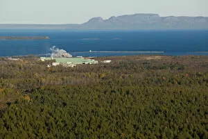 Images Dated 9th October 2005: CANADA-Ontario-Thunder Bay: Paper Mill & Lake Superior from Mt. Mackay