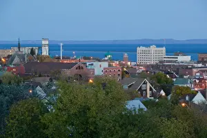 Images Dated 9th October 2005: CANADA-Ontario-Thunder Bay: Town View from Hillcrest Park / Evening