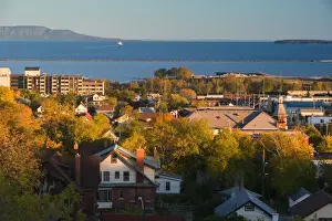 Images Dated 9th October 2005: CANADA-Ontario-Thunder Bay: Town View from Hillcrest Park / Sunset