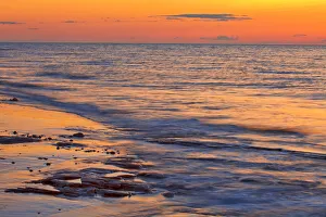 Images Dated 15th March 2018: Canada, Prince Edward Island, Cable Head. Shoreline along Gulf of St. Lawrence at sunset