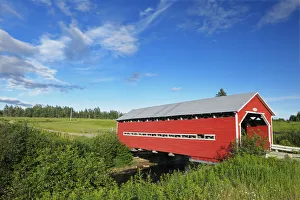 Images Dated 7th July 2009: Canada, Quebec, Ste. Jeanne d Arc. Covered bridge over stream