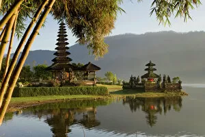 Images Dated 1st October 2007: Candikuning Temple, Lake Bratan, Bali, Indonesia