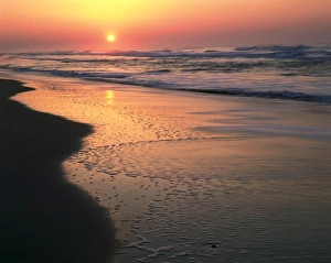 CAPE HATTERAS NATIONAL SEASHORE, NORTH CAROLINA. USA. Sunrise over the Atlantic Ocean