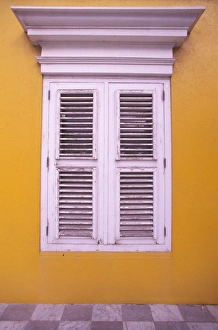 Images Dated 10th December 2003: Caribbean, Netherland Antilles, Curacao Colorful buildings and detail in the Scharloo