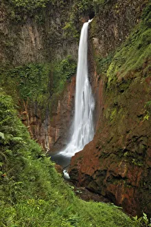 Images Dated 2nd January 2022: Catarata Del Toro Waterfall, in the mountains of Bajos del Toro Amarillo