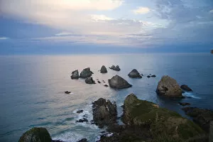 Images Dated 29th March 2007: Catlins, Otago, Nugget Point, New Zealand. Nugget Point is the southernmost point of new Zealand