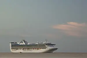 Images Dated 1st February 2006: CAYMAN ISLANDS - GRAND CAYMAN - Georgetown: Cruise Ship / Sunset