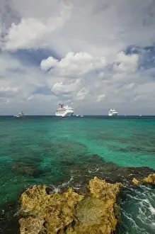 Georgetown Prints: CAYMAN ISLANDS - GRAND CAYMAN - Georgetown: Cruise Ships
