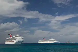 CAYMAN ISLANDS - GRAND CAYMAN - Georgetown: Cruise Ships