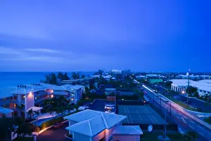 Images Dated 3rd February 2006: CAYMAN ISLANDS - GRAND CAYMAN - Seven Mile Beach: West Bay Road View / Dusk