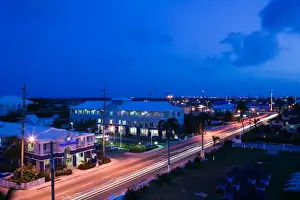 Images Dated 3rd February 2006: CAYMAN ISLANDS - GRAND CAYMAN - Seven Mile Beach: West Bay Road View / Evening