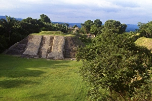 Images Dated 27th January 2010: Central America, Belize, Cayo District, Maya ruins; Maya temples at Xunantunich