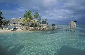 Images Dated 9th January 2004: Central America, Panama, San Blas Islands Houses of a Kuna village