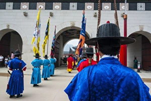 Images Dated 29th May 2011: Ceremonial changing of the guard, Gyeongbokgung palace, Seoul, South Korea