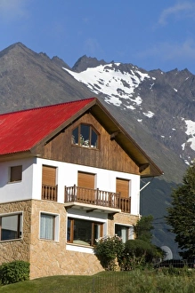 Images Dated 14th February 2008: Chalet style house below the Martial mountain range at Ushuaia