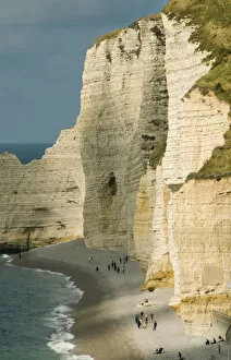 Images Dated 22nd August 2008: Chalk Cliffs and beach, Etretat, Normandy, FRANCE