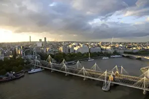 Images Dated 3rd September 2008: Charing Cross railway station at the north end of the Hungerford Bridge and Golden