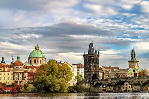 Images Dated 10th January 2023: Charles Bridge and Vlata River at sunset in Prague, Czech Republic