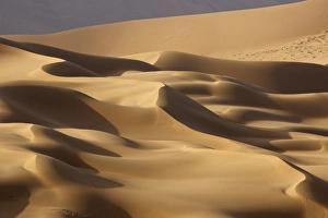 Images Dated 2nd May 2013: China, Inner Mongolia, Badan Jilin Desert. Abstract of desert shapes and contrasts