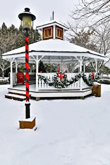 Prints of Christmas time and snow covering park in town of Snoqualmie, Washington State Images Dated 2017 December: Christmas time and snow covering park in town of Snoqualmie, Washington State