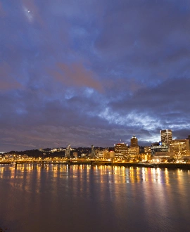 Images Dated 9th January 2011: City lights reflected in the Willamette river, Portland, Oregon