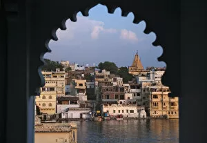 Images Dated 9th November 2006: City view by the lake, Udaipur, Rajasthan, India