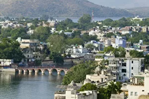 Images Dated 8th November 2006: Cityscape of lake and architecture, Udaipur, Rajasthan, India