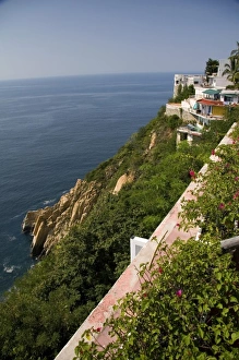 Images Dated 17th November 2009: Cliffside housing along the bay at Acapulco, Guerrero, Mexico