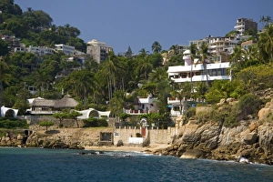 Images Dated 19th November 2009: Cliffside housing along the bay at Acapulco, Guerrero, Mexico