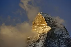 Images Dated 31st October 2005: Clouds around the summit of the Matterhorn at sunrise, Zermatt, Switzerland
