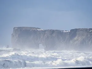 Basalt Prints: Coast near Vik y Myrdal during winter