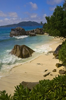 Images Dated 8th July 2006: Coastal beach on La Di9gue Island