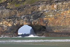 Images Dated 12th August 2006: Coffee Bay, Transkye, Wild Coast, South Africa. Hole in the Rock