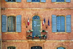 Images Dated 20th April 2012: Coloful window and shutters, Roussillon, France