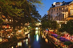 Images Dated 3rd April 2006: Colorful umbrellas of outdoor cafe at dusk along River Walk, San Antonio River, San Antonio, Texas